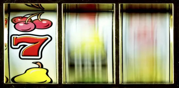 Fortune Mouse slot game interface on mobile phone screen showing spin button and payout table